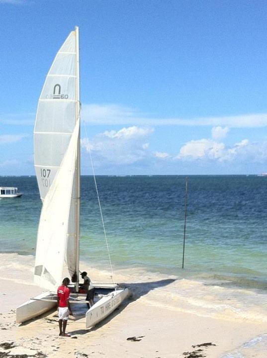 Kenya Bay Beach Hotel Bamburi Esterno foto