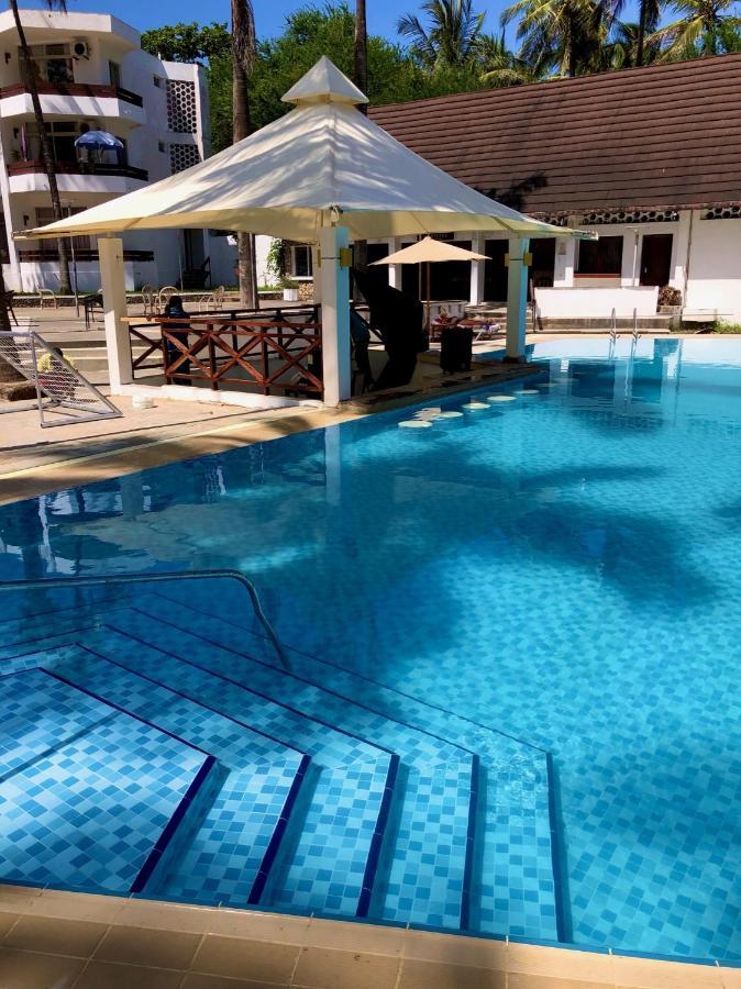 Kenya Bay Beach Hotel Bamburi Esterno foto