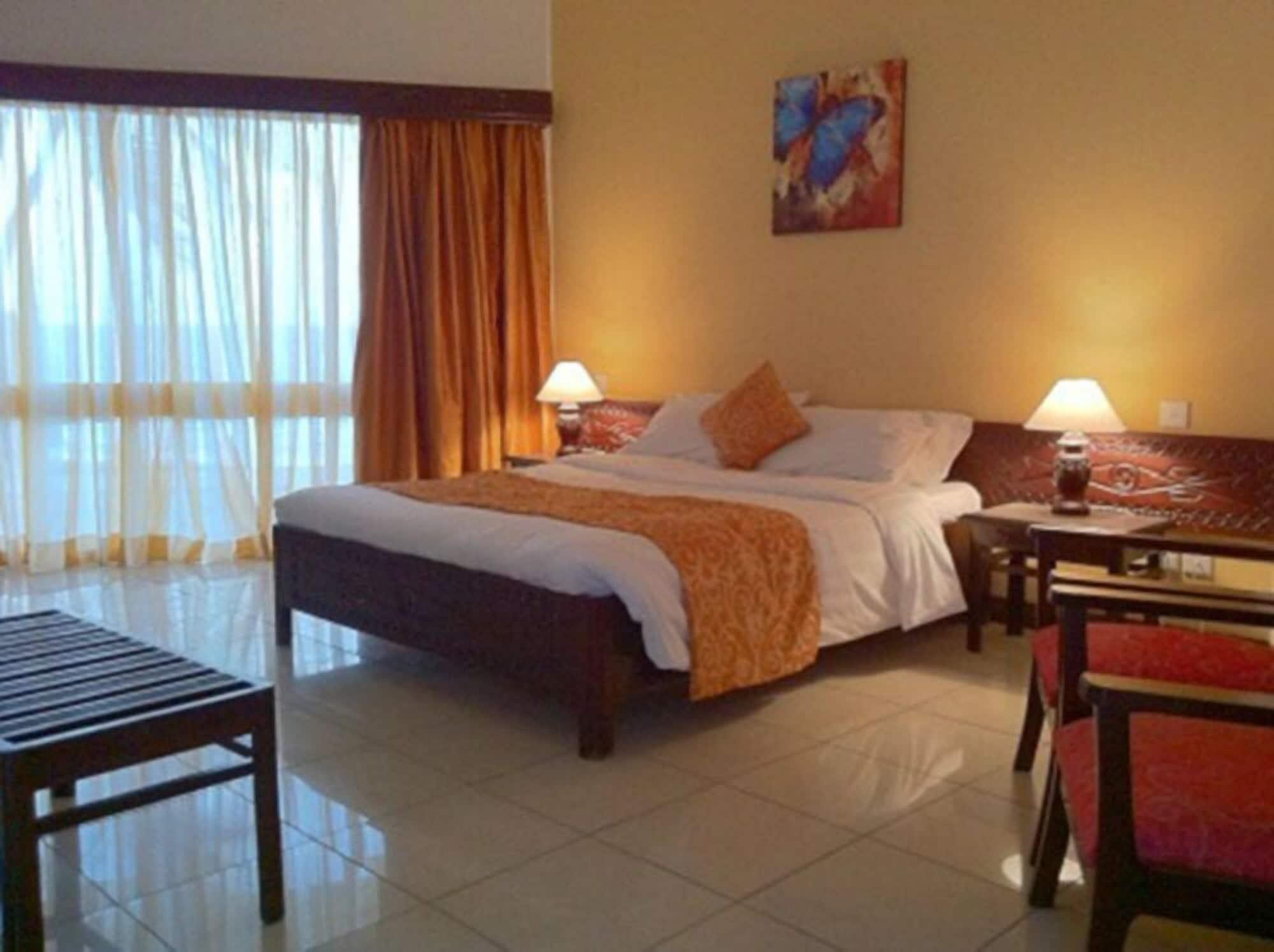 Kenya Bay Beach Hotel Bamburi Esterno foto