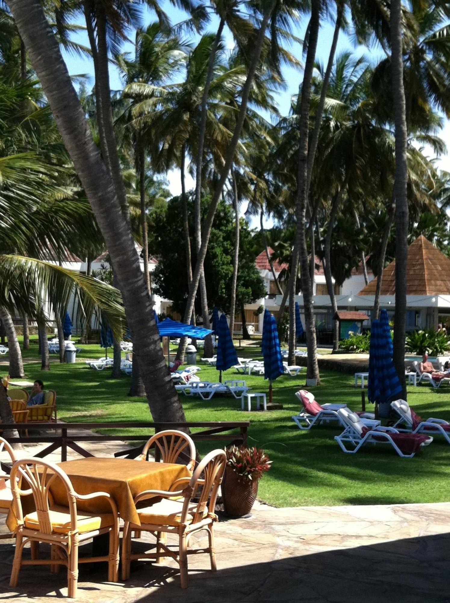 Kenya Bay Beach Hotel Bamburi Esterno foto